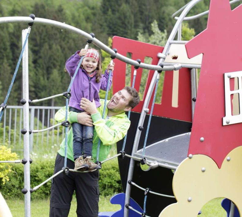 Familie am Spielplatz in Trebesing